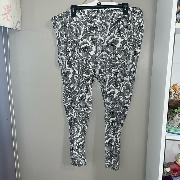 Old navy black and white floral print pull on pant - Picture 1 of 4